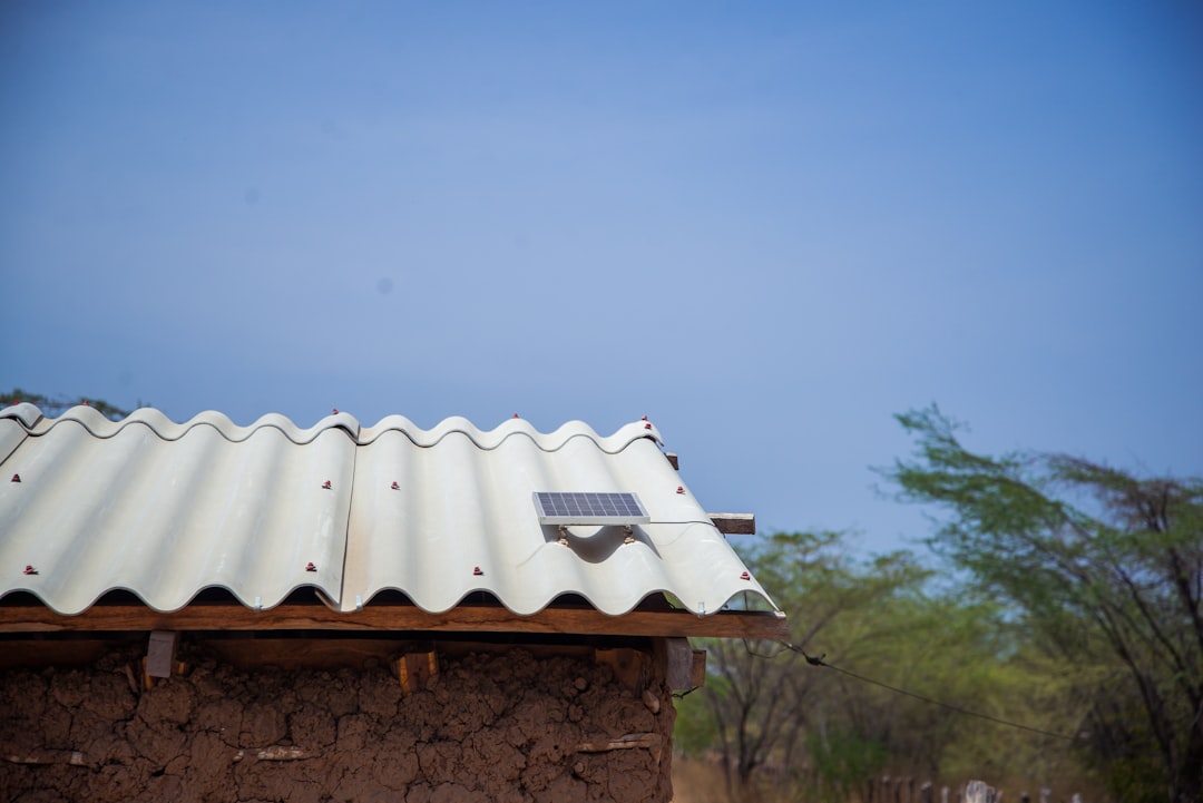 small-solar-panel-on-a-corrugated-roof-hx5r3ffcx6u